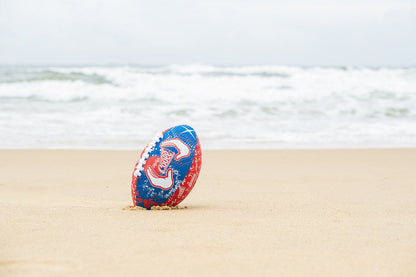 Ein roter Strandfußball liegt am Strand